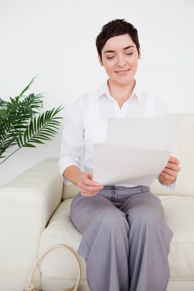 Businesswoman with a paper — Stock Photo, Image