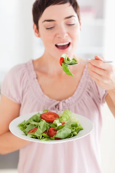 Весела жінка їсть салат — стокове фото