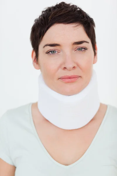 Primer plano de una mujer herida con un collar quirúrgico — Foto de Stock