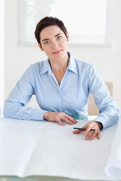 Working businesswoman with a architectural plan — Stock Photo, Image