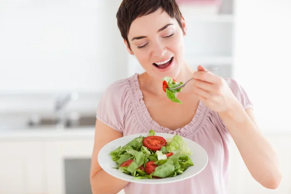 Χαμογελαστή γυναίκα τρώει σαλάτα — Φωτογραφία Αρχείου