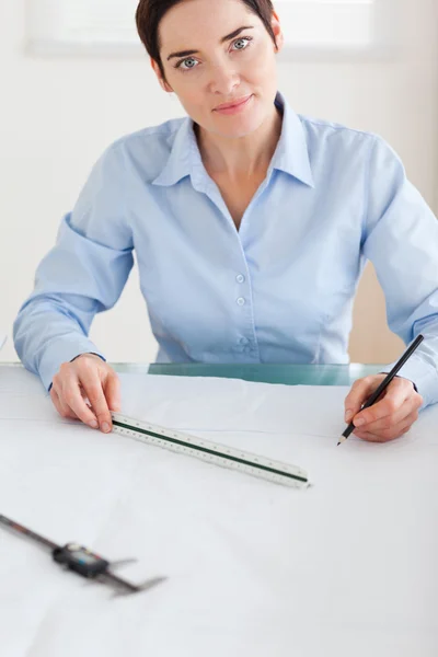 Gorgeous Woman working on an architectural plan looking into the — Stock Photo, Image