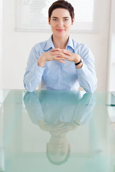Empresária sentada atrás de uma mesa — Fotografia de Stock
