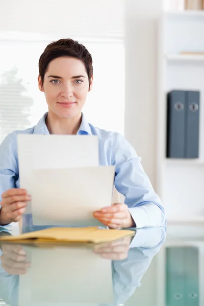 Портрет предпринимательницы, сидящей за столом с бумагами — стоковое фото