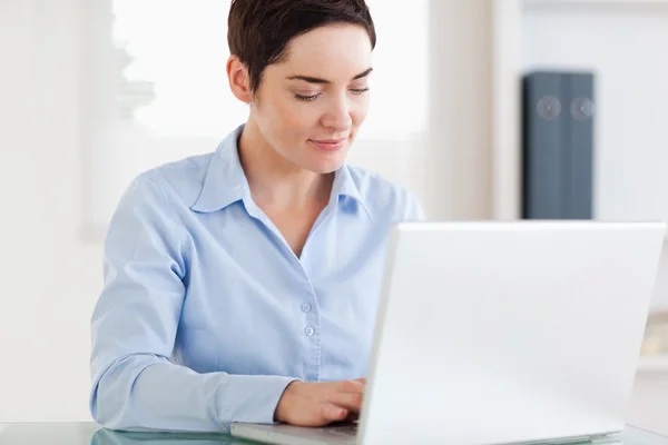 Mujer de negocios sonriente con una computadora portátil —  Fotos de Stock