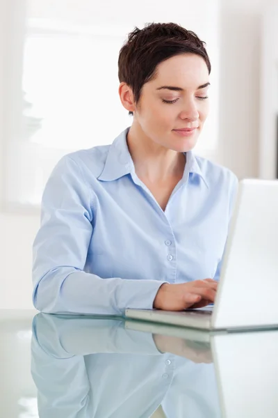 Donna d'affari bruna con un computer portatile — Foto Stock