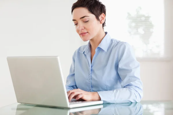 Charmante kurzhaarige Geschäftsfrau mit Laptop — Stockfoto