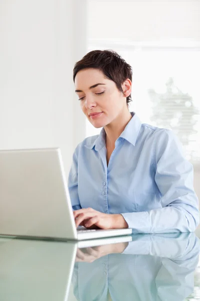 Short-haired businesswoman with a laptop — Stock Photo, Image