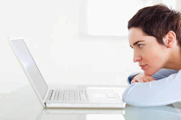 Bekleyen iş kadını ile bir laptop — Stok fotoğraf