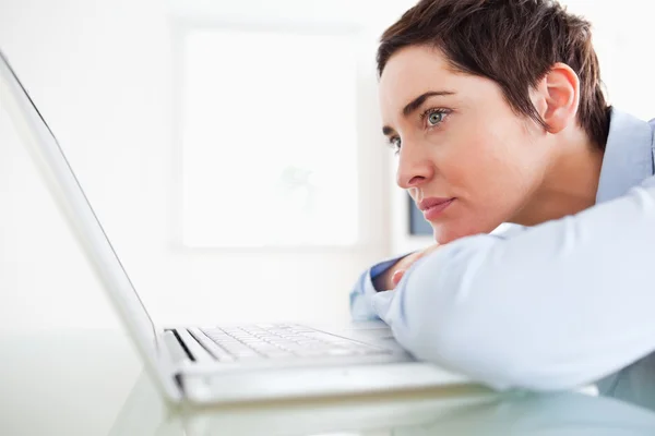 En attente brunette femme d'affaires avec un ordinateur portable — Photo