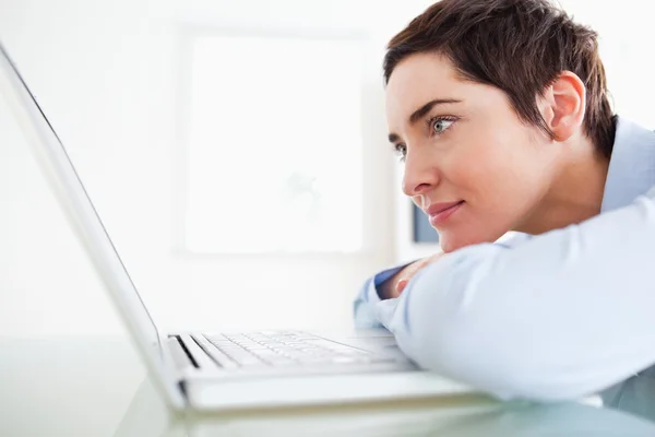 Brünette kurzhaarige Geschäftsfrau mit Laptop — Stockfoto