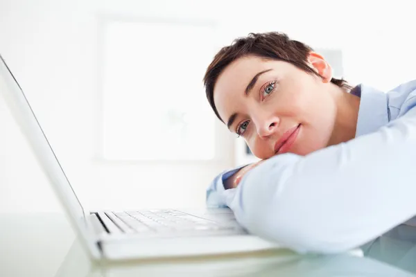 Femme d'affaires souriante aux cheveux courts avec un ordinateur portable — Photo