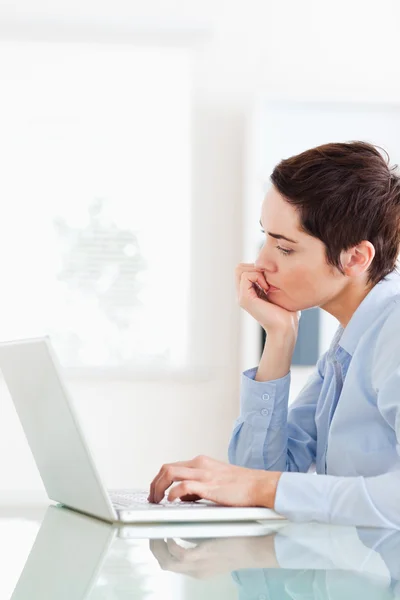 Mujer de negocios aburrida con un ordenador portátil —  Fotos de Stock