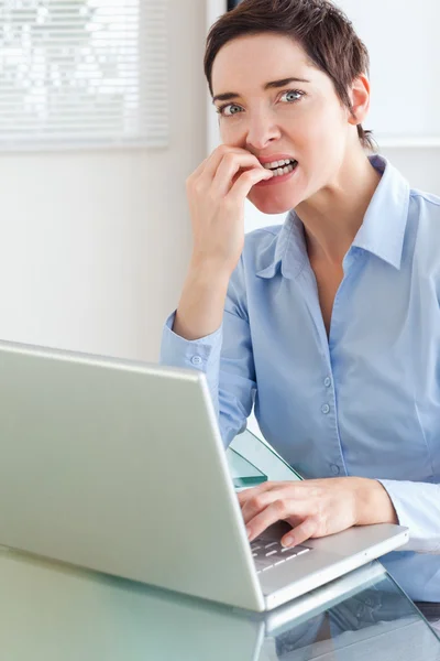Geschäftsfrau mit Laptop verärgert — Stockfoto