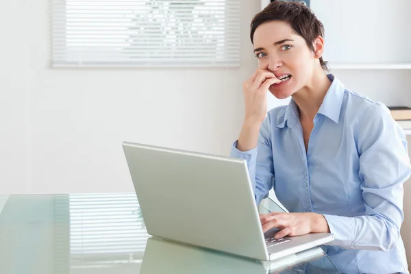 生气的黑发女商人用一台笔记本电脑 — 图库照片