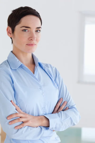 Brünette kurzhaarige Geschäftsfrau posiert — Stockfoto