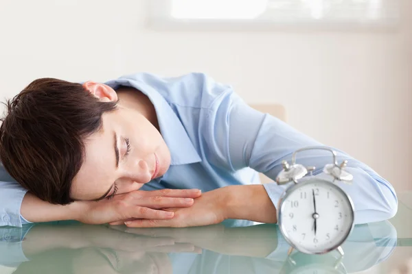 Κοιμάται επιχειρηματίας με το κεφάλι της στο γραφείο δίπλα στο ένα alar — Φωτογραφία Αρχείου