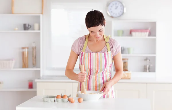Short-haired woman preparing a cake — Stock Photo, Image