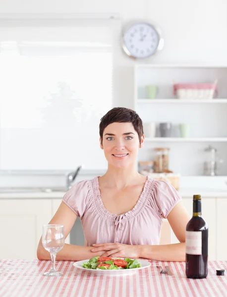 Ładny kobieta siedzi przy stole z wina w porze lunchu — Zdjęcie stockowe