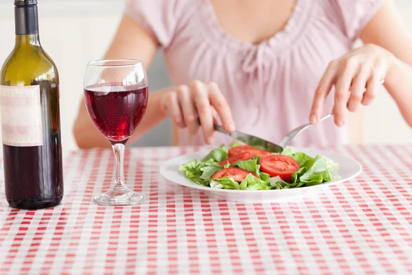 Femme mignonne manger le déjeuner et boire du vin — Photo