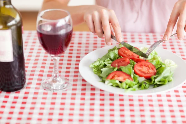 Frau isst Mittagessen und trinkt Wein — Stockfoto