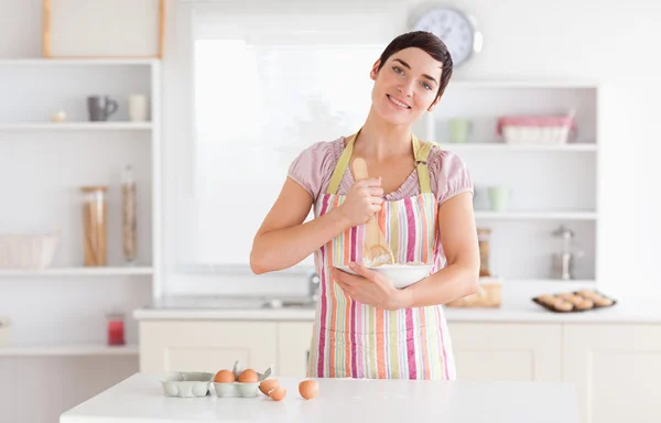 Charming brunette woman preparing a cake — Stock Photo, Image