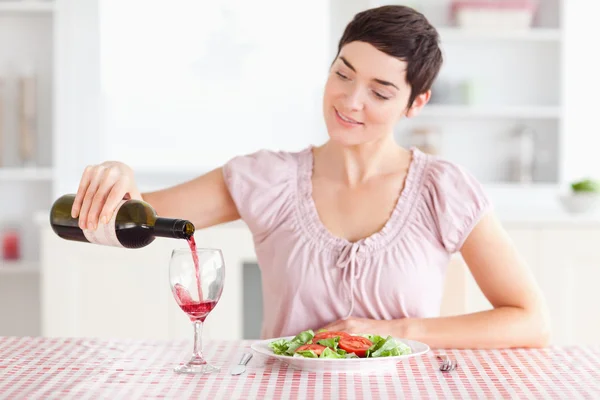 Γυναίκα ρίχνει το κρασί σε ποτήρι — Φωτογραφία Αρχείου