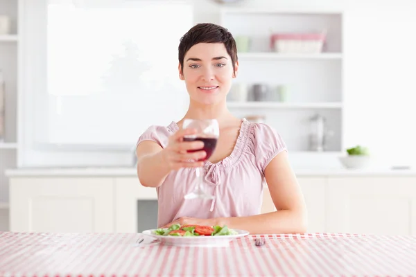 Frau stößt mit Wein an — Stockfoto