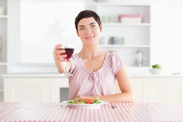 Niedliche Frau stößt mit Wein an — Stockfoto