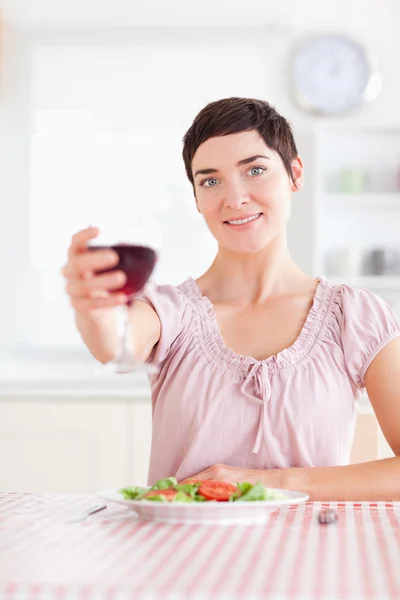 Чудова жінка тости з вином — стокове фото