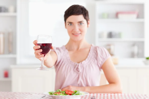 Усміхнена жінка тости з вином — стокове фото