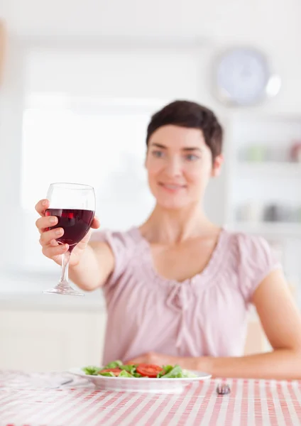 Charmante brünette Frau stößt mit Wein an — Stockfoto