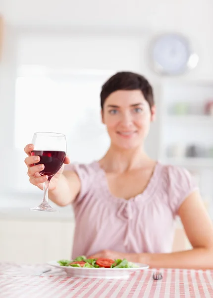 Nette brünette Frau, die mit Wein anstößt — Stockfoto