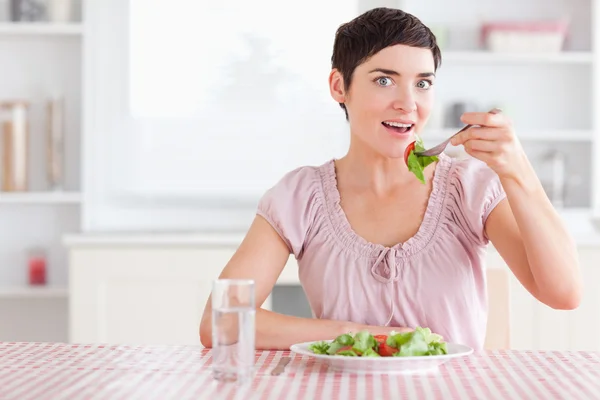 Γοητευτική γυναίκα τρώει σαλάτα — Φωτογραφία Αρχείου