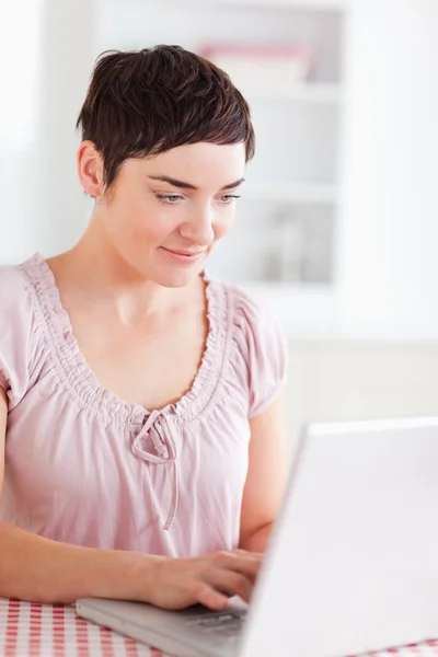 Vrouw die met een laptop werkt — Stockfoto