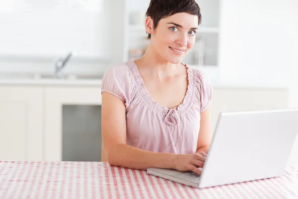 Linda mulher trabalhando com um laptop — Fotografia de Stock