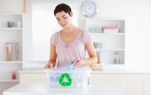 Okouzlující žena, vkládání láhví v recyklační box — Stock fotografie