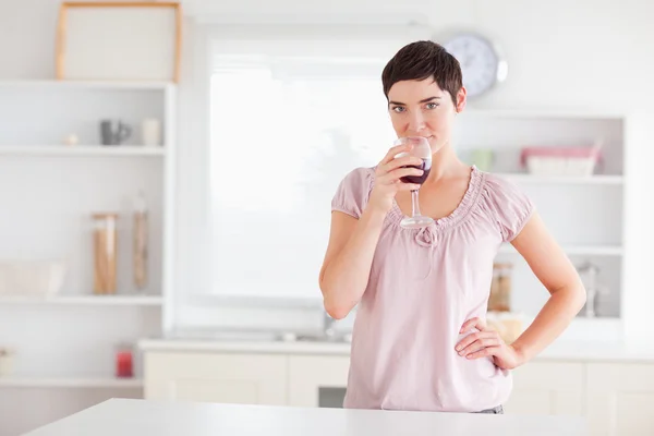 Vrolijke vrouw drinken van wijn — Stockfoto