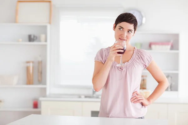 Mulher atenciosa bebendo vinho — Fotografia de Stock