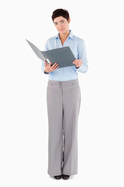 Affärskvinna som innehar ett Binder-dokument — Stockfoto