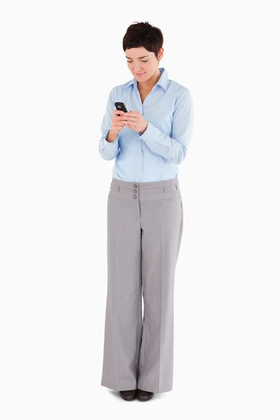 Mulher discando em seu telefone — Fotografia de Stock