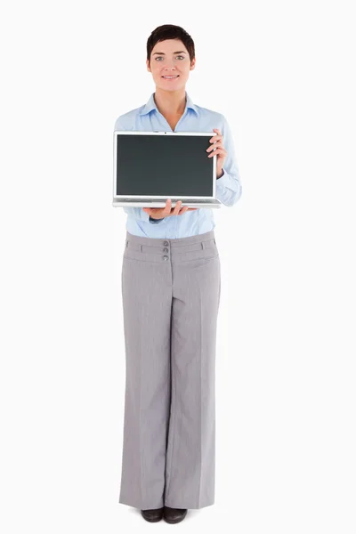 Mulher mostrando um laptop — Fotografia de Stock