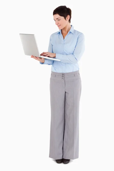 Laptopot használó nő — Stock Fotó