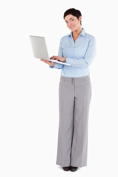 Femme tenant un ordinateur portable — Photo
