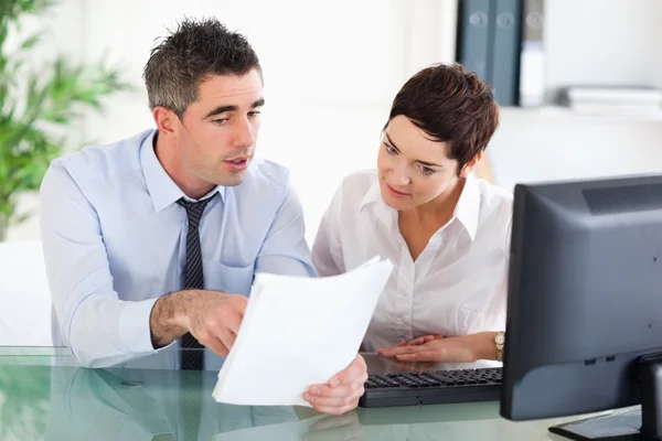 Office workers looking at a document — Stock Photo, Image