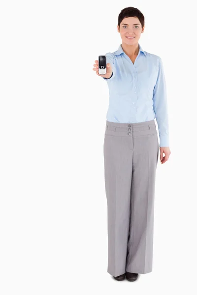 Усміхнена бізнес-леді показує мобільний телефон — стокове фото