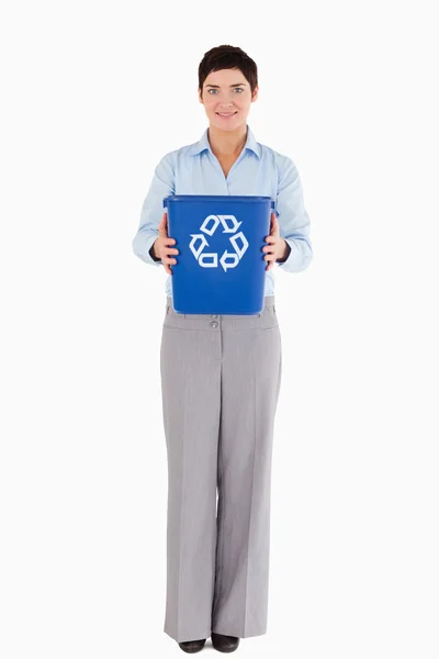 Zakenvrouw tonen van een recycle-bin — Stockfoto