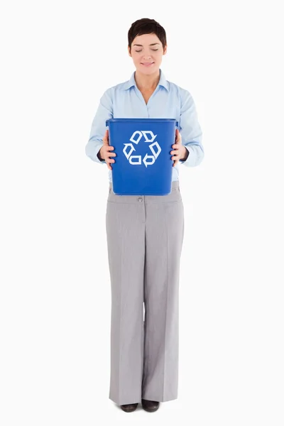 Podnikatelka drží recyklace bin — Stock fotografie