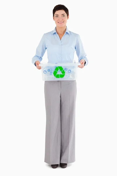 Podnikatelka drží recyklační box — Stock fotografie