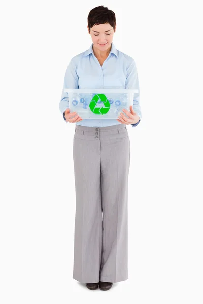 Zakenvrouw kijken naar een recycling doos — Stockfoto
